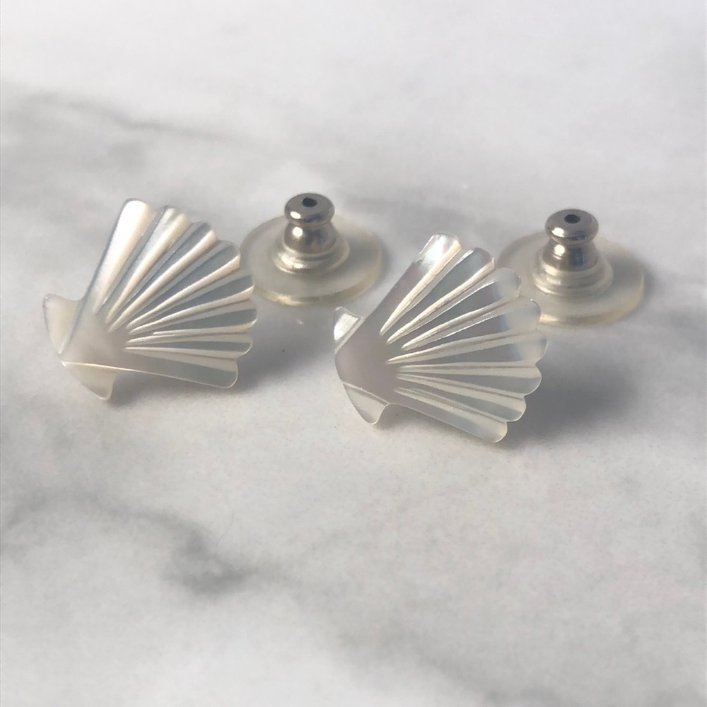 mother‎ of pearl carved shell studs